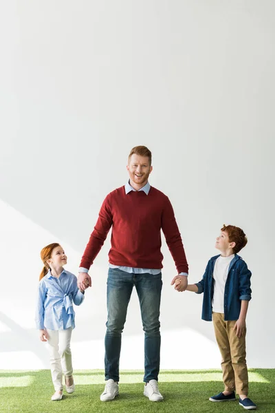 Lycklig Far Med Bedårande Leende Barn Hålla Händerna Stående Gräs — Stockfoto