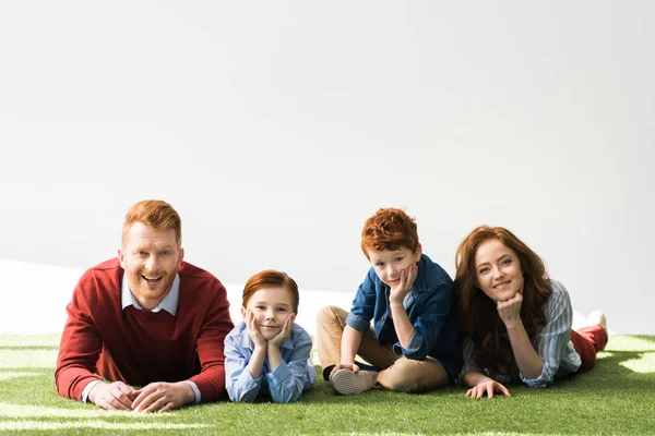 Feliz Pelirroja Familia Con Dos Niños Acostados Hierba Sonriendo Cámara — Foto de Stock