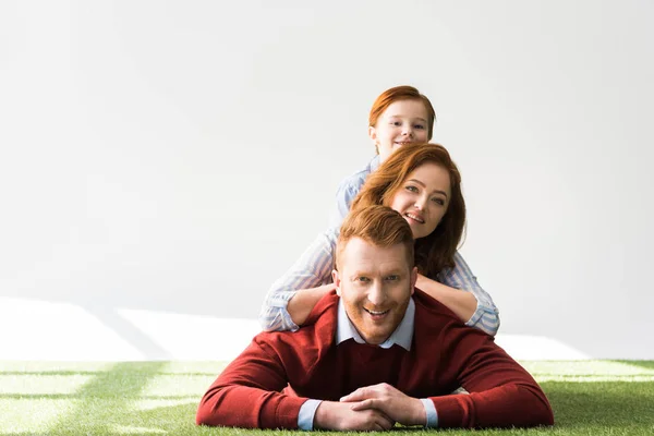 Feliz Familia Pelirroja Con Niño Acostado Juntos Hierba Sonriendo Cámara — Foto de stock gratis