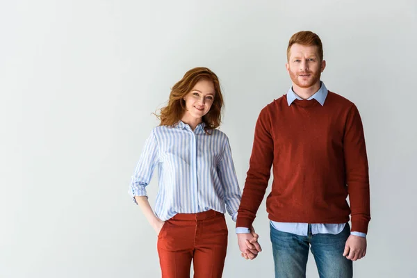 Feliz Pelirroja Pareja Cogido Mano Sonriendo Cámara Aislado Gris — Foto de Stock