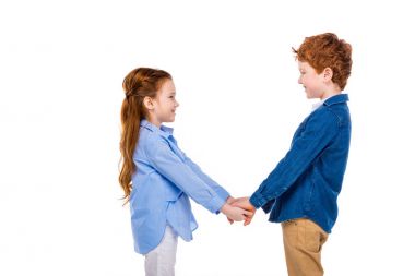 Elele ve birbirlerine beyaz izole gülümseyen güzel mutlu çocuk