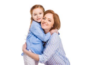 güzel mutlu anne ve sarılma ve kameraya gülümseyen kız beyaz izole 