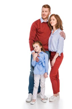 Kızıl saçlı ailesi ile birlikte duran ve uzağa arıyorsunuz bir çocuk üzerinde beyaz izole mutlu 