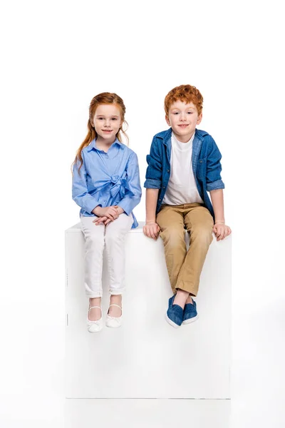 Adoráveis Crianças Ruivas Sentadas Juntas Sorrindo Para Câmera Isolada Branco — Fotografia de Stock