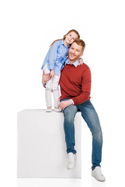 Mutlu Kırmızı Saçlı Baba Üzerinde Beyaz Izole Kamera Gülümseyen Kız — Stok fotoğraf