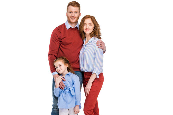 счастливая рыжая семья с одним ребенком, стоящим вместе и улыбающимся в камеру изолированы на белом
 