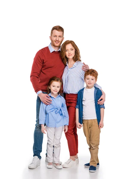 幸福的红发家庭与两个孩子站在一起 微笑着在白色的相机隔离 — 图库照片