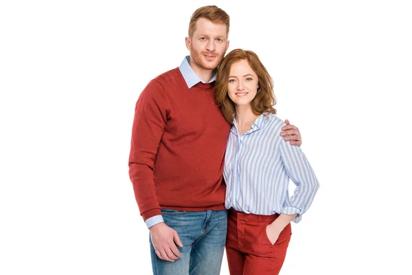 Portret Van Gelukkig Roodharige Paar Permanent Samen Lachend Camera Geïsoleerd — Stockfoto