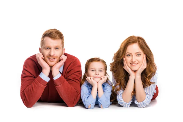 幸福的红发家庭与一个孩子躺在一起 微笑着在白色的相机隔离 — 图库照片
