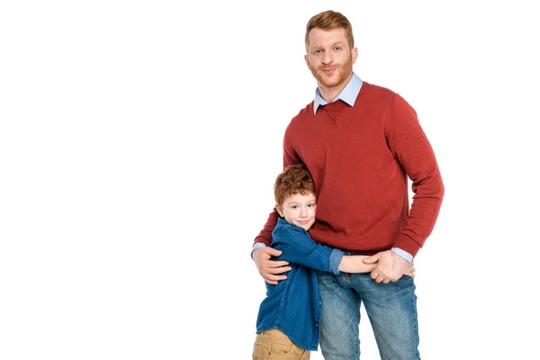 Heureux Père Fils Étreignant Souriant Caméra Isolé Sur Blanc — Photo gratuite