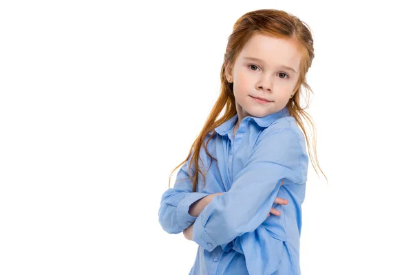 Schattig Kindje Permanent Met Gekruiste Armen Kijken Naar Camera Geïsoleerd — Stockfoto