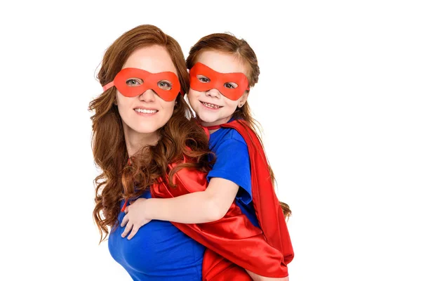 Supermutter Huckepack Entzückende Tochter Maske Und Mantel Und Lächelt Die — Stockfoto