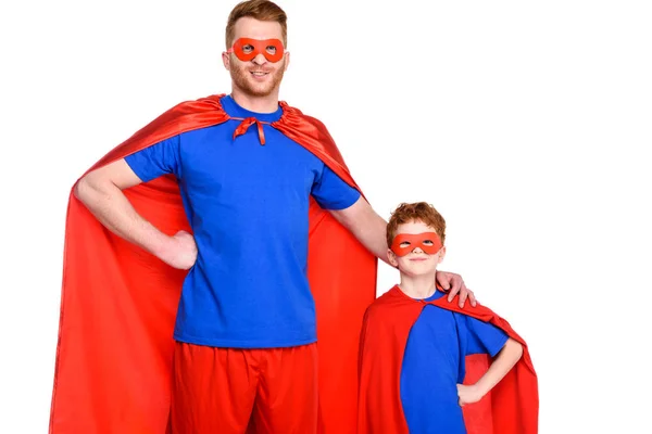 Super Padre Hijo Máscaras Capas Pie Juntos Sonriendo Cámara Aislado — Foto de stock gratis