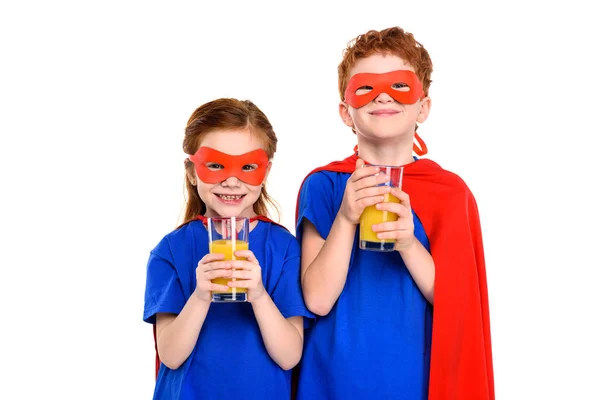 Niños Felices Con Disfraces Superhéroes Sosteniendo Vasos Jugo Sonriendo Cámara — Foto de Stock