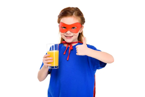 Dítě Kostýmu Superhrdiny Držení Sklenice Džusu Ukazuje Palcem Nahoru Izolované — Stock fotografie