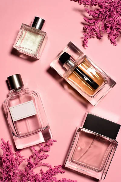 Ovanifrån Flaskor Parfymer Med Rosa Blommor — Stockfoto