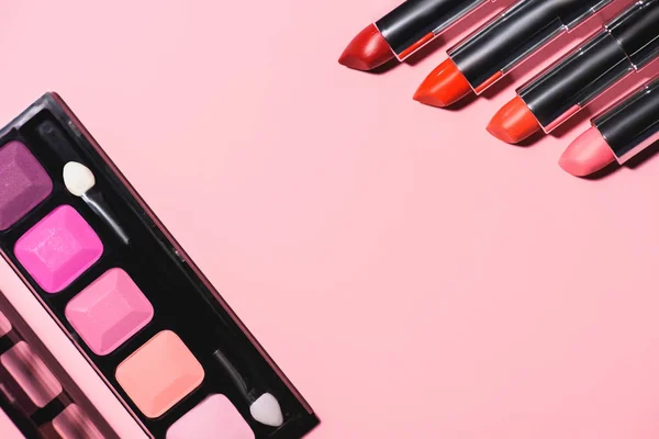 Vista Superior Diferentes Suprimentos Maquiagem Superfície Rosa — Fotografia de Stock