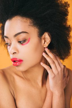 yaratıcı kırmızı makyaj sarı izole olan baştan çıkarıcı kadın