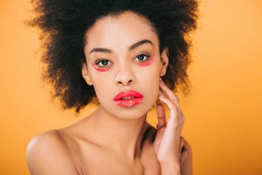 yaratıcı kırmızı makyaj ve afro saç sarı izole çekici genç kadın