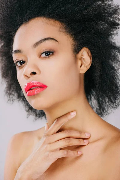 Jeune Femme Sensuelle Avec Des Lèvres Rouges Regardant Caméra Isolée — Photo