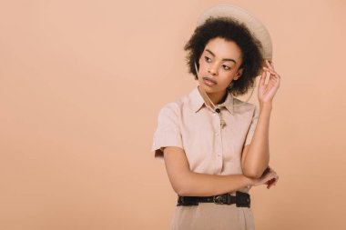 izole üzerinde bej gömlek ve safari şapkalı şık Afrikalı-Amerikalı kadın