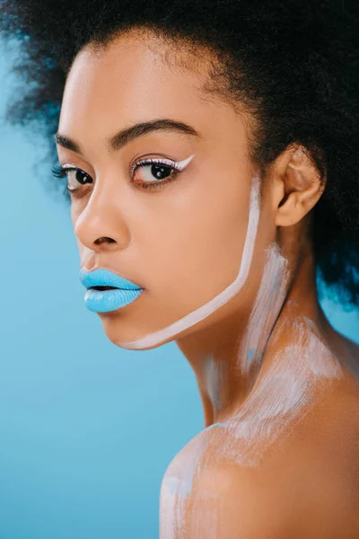 Sensuele Jongedame Met Creatieve Make Blauwe Lippen Geïsoleerd Blauw — Stockfoto