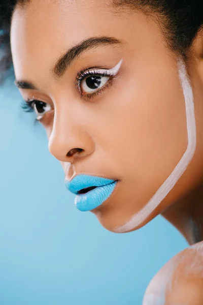 Close Portrait Young Woman Creative Makeup Blue Lips Isolated Blue — Free Stock Photo