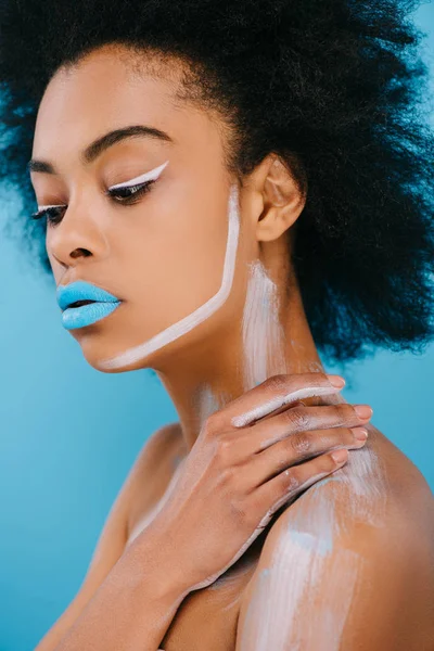 Young Afro Woman Creative Makeup Blue Lips Isolated Blue — Free Stock Photo