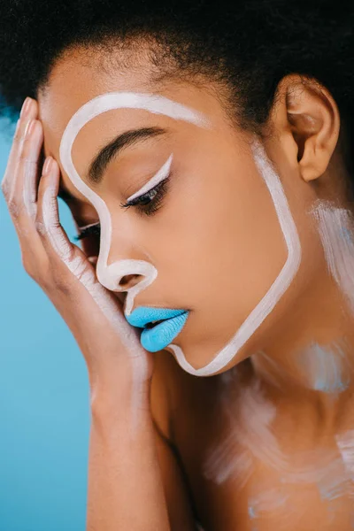 Atractiva Joven Con Maquillaje Creativo Aislado Azul — Foto de Stock