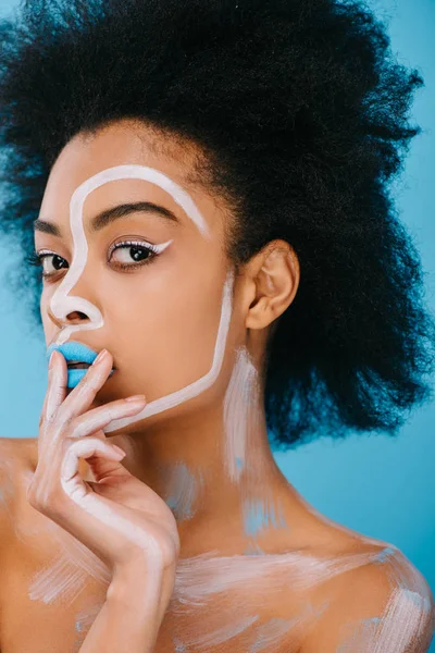 Bela Jovem Com Maquiagem Criativa Olhando Para Câmera Isolada Azul — Fotografia de Stock