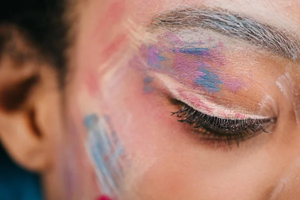 Beskuren Bild Kvinna Med Färgglada Drag Ansikte Med Stängda Ögon — Stockfoto