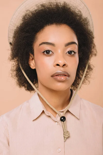 Bela Jovem Mulher Chapéu Elegante Camisa Olhando Para Câmera Isolada — Fotografia de Stock