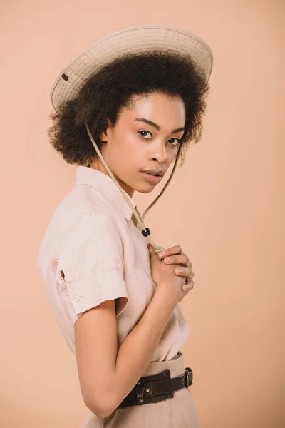 Attraente Donna Afro Americana Cappello Safari Isolato Sul Beige — Foto Stock