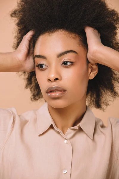 Close Retrato Bela Mulher Afro Americana Isolado Bege — Fotografia de Stock