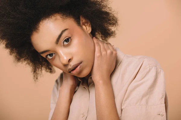 Close Retrato Atraente Mulher Afro Americana Isolado Bege — Fotografia de Stock