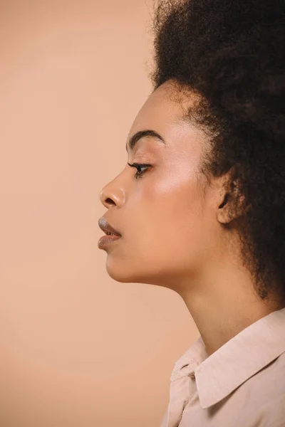 ベージュに分離された魅力的なアフリカ系アメリカ人女性の側面図 — ストック写真