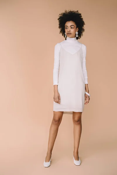 Schöne Junge Frau Stilvollem Weißen Kleid Auf Beige — Stockfoto