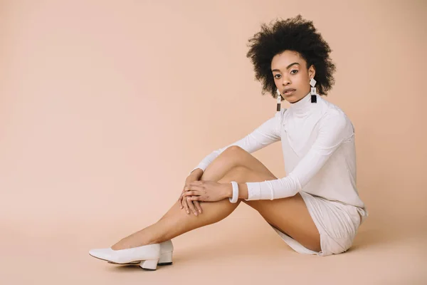 Bela Jovem Mulher Vestido Branco Elegante Sapatos Sentados Chão Bege — Fotografia de Stock