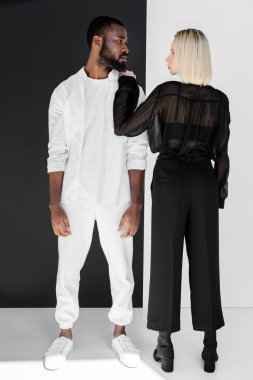 Onlar birbirine bakarak Afro-Amerikan erkek dokunmadan sarışın kız