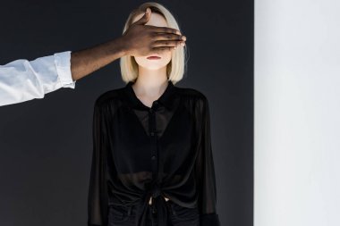 Afro-Amerikan erkek sarışın kız gözleri, yin yang kavramı kapanış görüntü kırpılmış