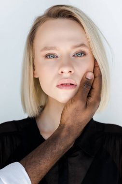 Afro-Amerikan erkek beyaz izole sarışın kız yüzüne dokunmadan kırpılmış görüntü