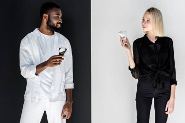 çok kültürlü çift birbirlerine dondurma koni, yin yang kavramı ile