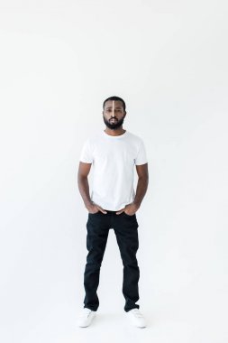 Yakışıklı şık Afrikalı-Amerikalı adam kameraya bakarak yüzünde beyaz çizgili