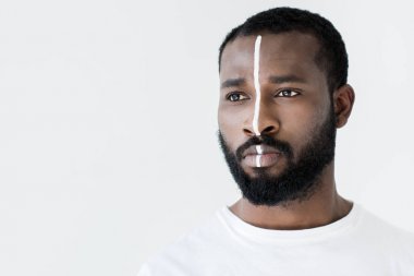Afro-Amerikan yakışıklı beyaz izole yüzünde beyaz çizgili headshot