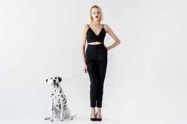 Dalmaçya köpeği beyaz üzerine siyah giysili çekici şık sarışın kadın