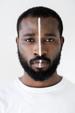 Afro-Amerikan yakışıklı beyaz izole yüzünde beyaz çizgili portresi