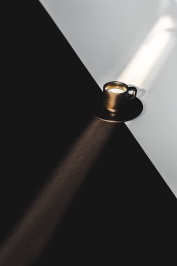 siyah ve beyaz yüzey üzerinde süt siyah Kupası fincan yüksek açılı görünüş