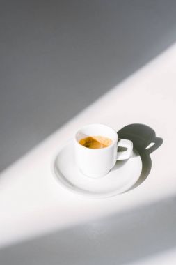 Beyaz yüzeyi beyaz fincan lezzetli kahve