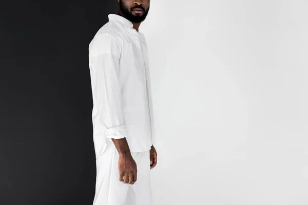Обрезанный Образ Стильного Африканского Американца Белой Одежде Черно Белом — стоковое фото