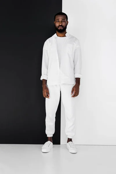 Guapo Hombre Afroamericano Con Estilo Ropa Blanca Cerca Pared Blanco — Foto de Stock